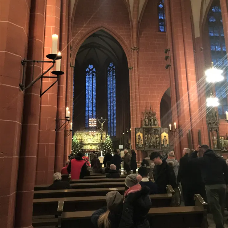 主祭壇建於 15 世紀，其上的浮雕表現了耶穌受難的場景