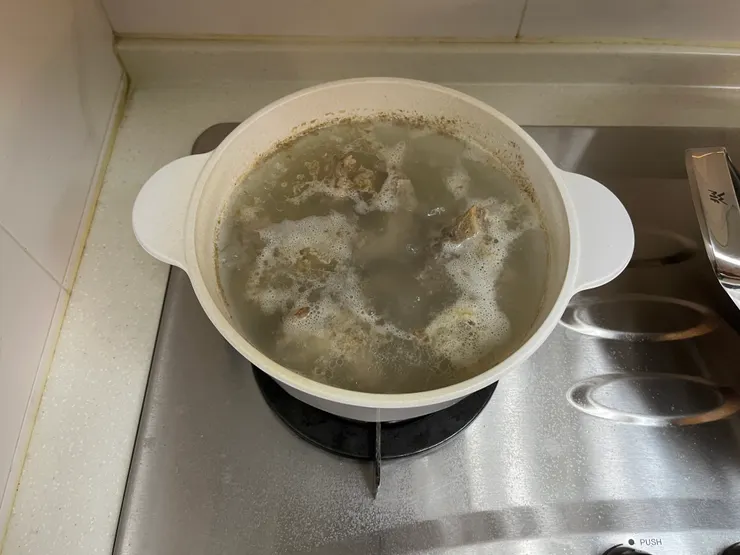 豬背骨用水清洗後用滾水進行川燙後取出, 再開始熬煮高湯