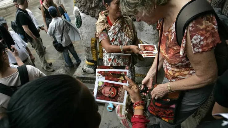 遊客在加德滿都購買普雷蒂頭像的明信片。&nbsp;路透社：Gopal Chitraker