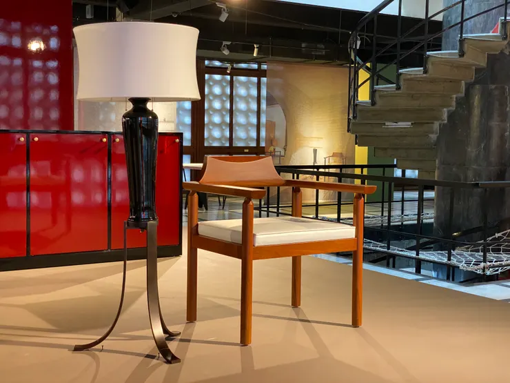 圓腳太師椅搭配燈飾