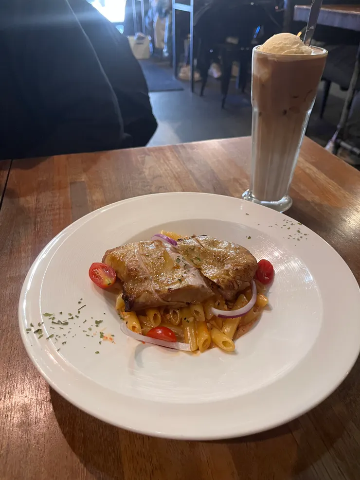 明太子醬照燒雞腿斜管麵 305元