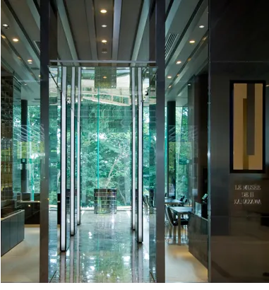 擁有大片落地窗的甜點店