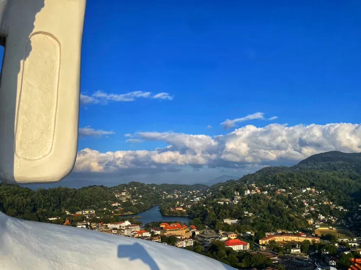 佛像肩膀上的康堤市景
