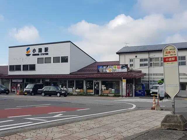 2023年的小諸車站與站前巴士站牌
