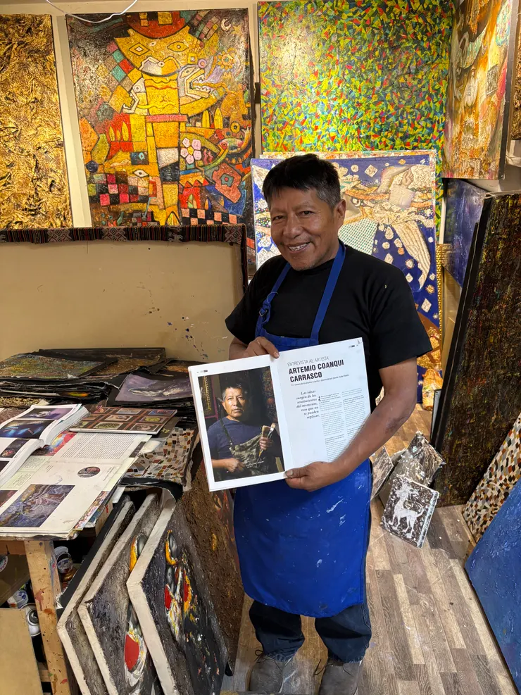 畫家告訴我以上都是他的作品，同時也拿起了有著自己介紹的本子，很開心地告訴我：”That’s me!”