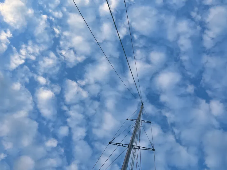 第一天訓練後躺在甲板上，天藍如畫，安靜到不真實