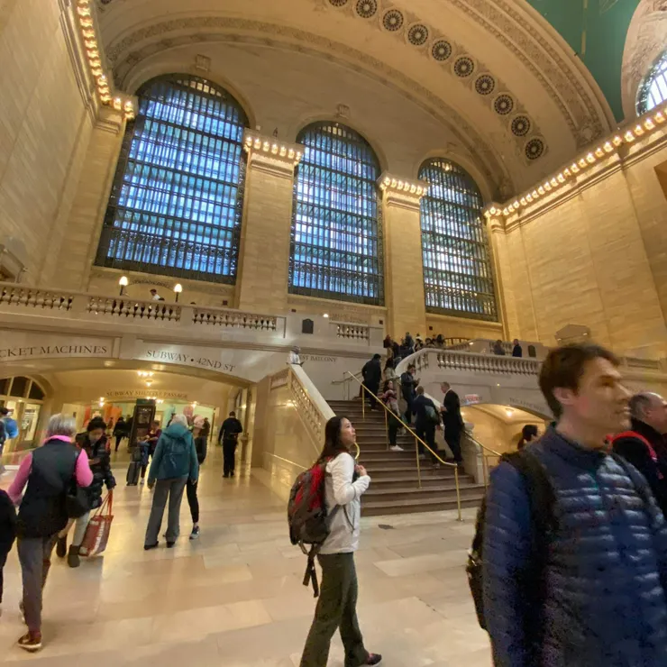 氣派壯觀的拱形天窗，為整個大廳霸氣的提供自然光線