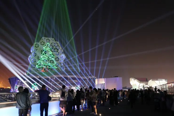 在愛河橋上等待燈光秀開始的群眾