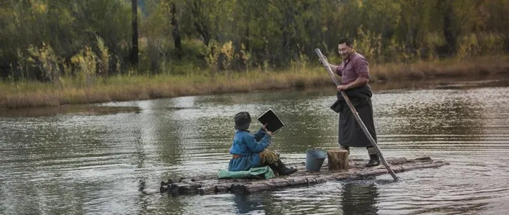 圖佳與屯圖雷釣魚消遣,河上閃耀著粼粼波光,成了一幅極美的畫面