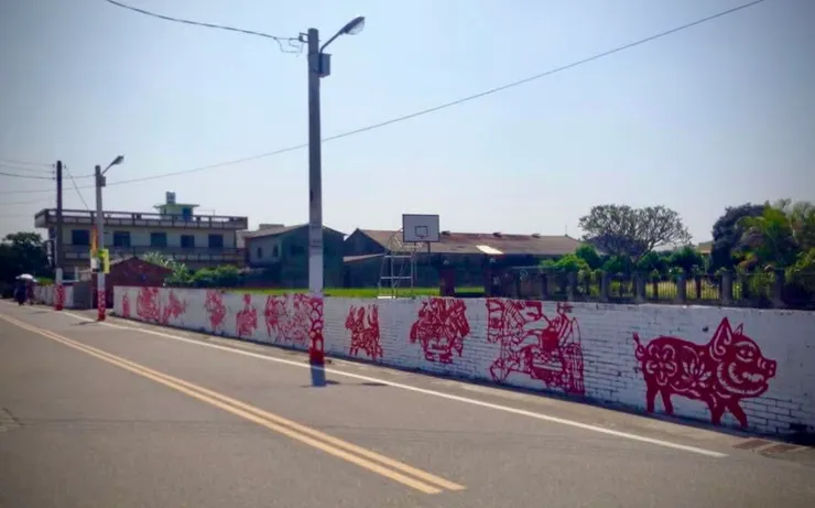 馬路邊的紅磚圍籬也是滿滿完整的剪紙彩繪