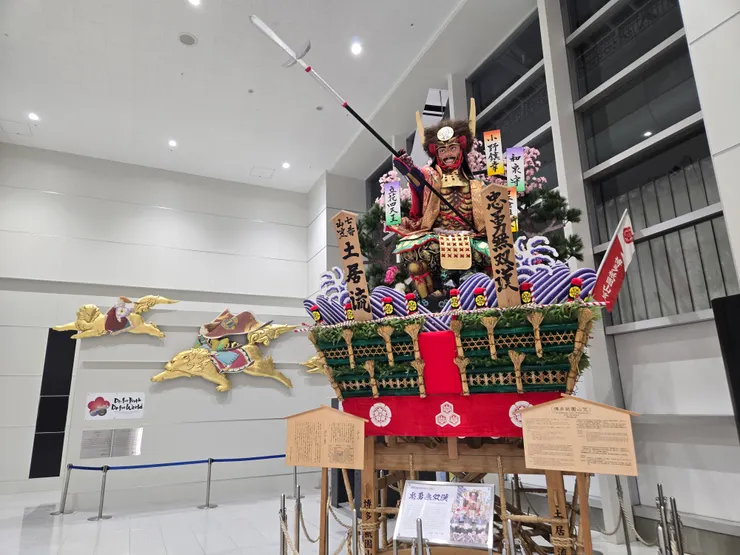 福岡機場展示的博多祇園山笠