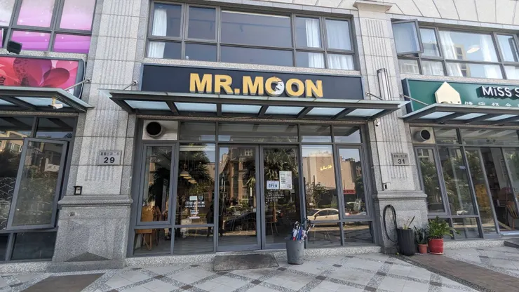 字母O還有一個月亮臉     好可愛