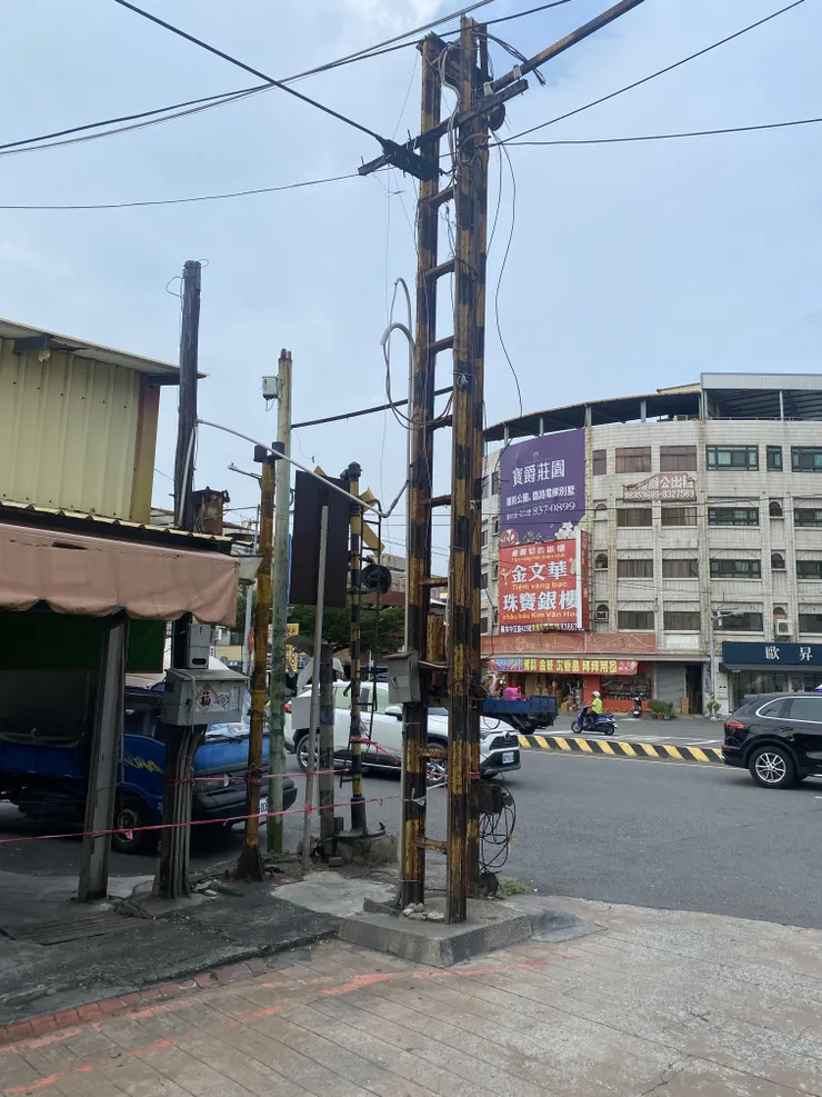 記憶中的莒光路平交道如今只剩下遺構