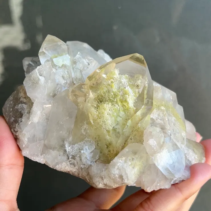 來自巴西的石英包裹自然硫，又可被稱呼為黃幽靈水晶。