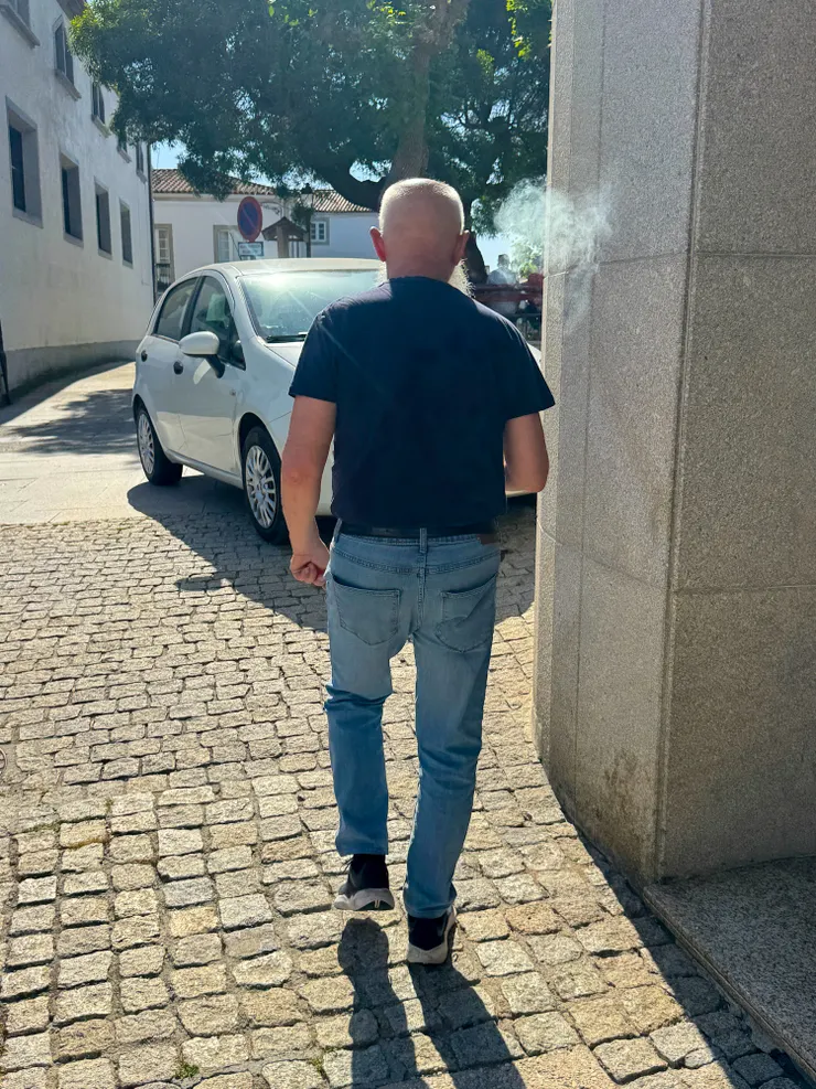 在arzua 找路，因為想去google評價高的餐廳，但繞來繞去找不到。一位西班牙大叔主動帶我們去，語言不通又帶我們繞進小巷子，温ㄤ說如果要帶我們進小巷的房子裡我們就跑！結果人家只是想幫忙而己！大叔我們錯了，搜利了～～