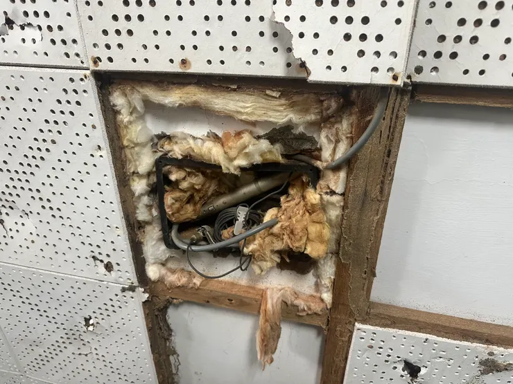 牆面裏嵌了錄音設備