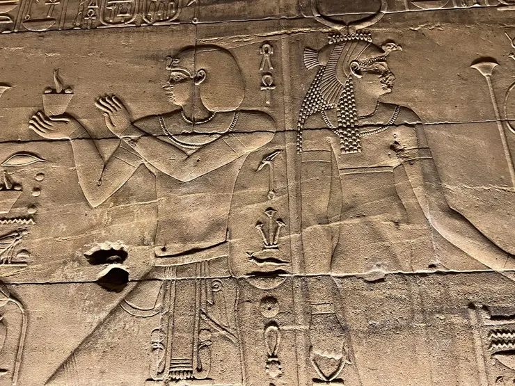 伊西斯女神的頭冠上有代表母愛的禿鷹