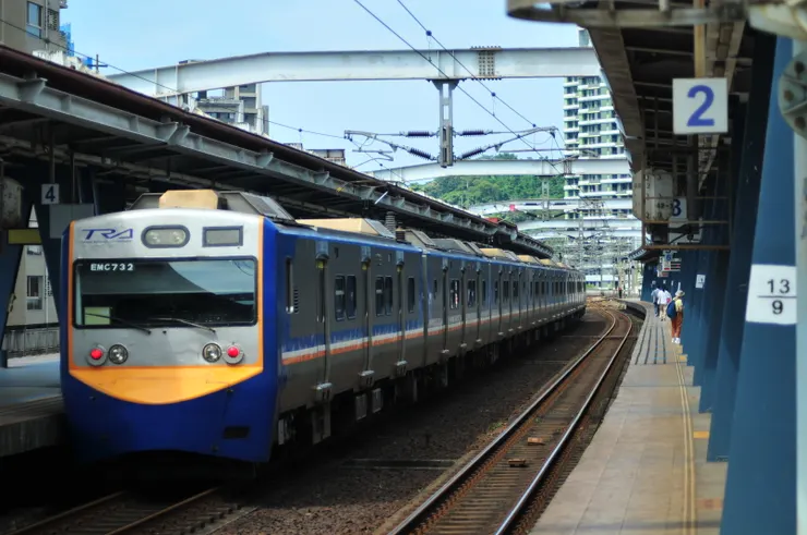 以8節為一列的EMU700型 攝影:作者/汐止