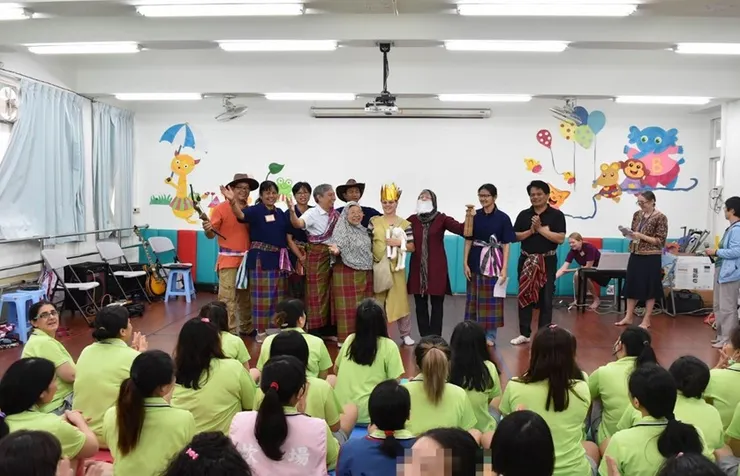 在桃園龍潭女監，傳教士們演話劇給受刑人看。
