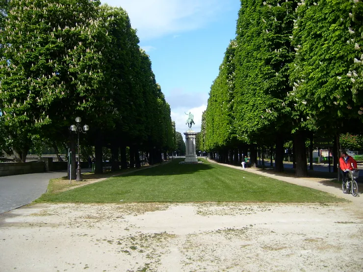 「王后林蔭大道」的中央草坪，巴黎第八區。