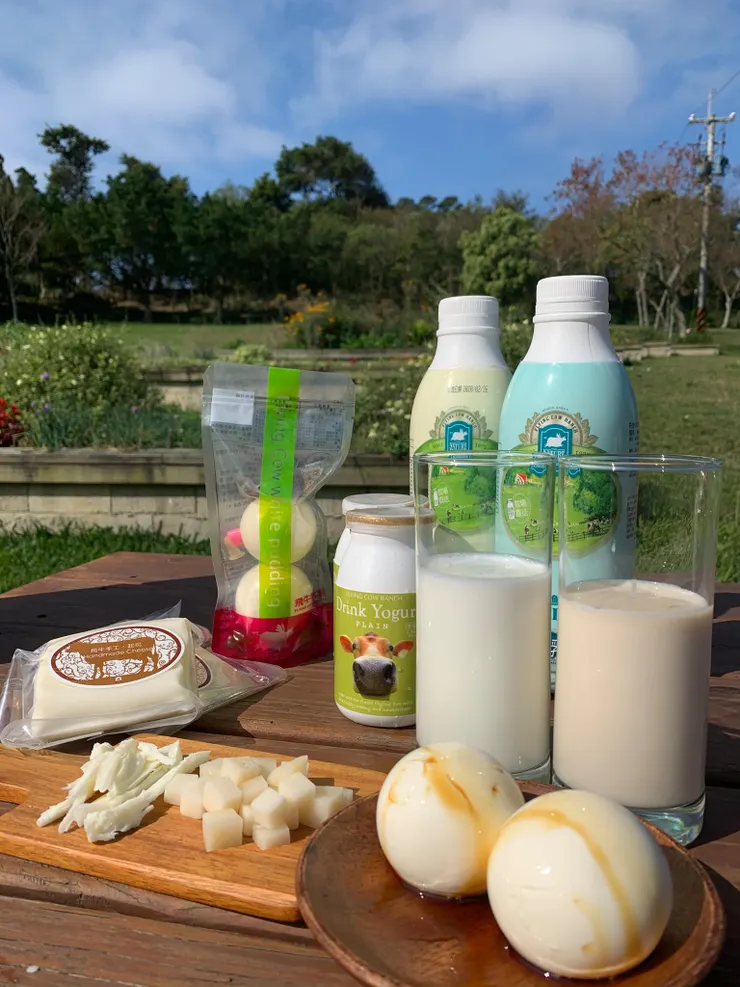 《飛牛鮮奶的特色產品～白布丁、飲優格、手工起司。圖／飛牛牧場》