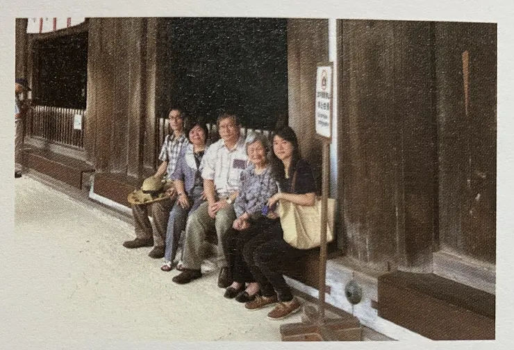 2016年，馬以工陪同陳師母與陳國儀一家前往日本奈良旅行，顯示其與陳奇祿一家人關係深厚。（圖片翻攝自《神手奇畫》）