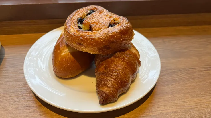 麵包不只香氣十足，烤過後口感也酥脆，一早能吃到這些太幸福。