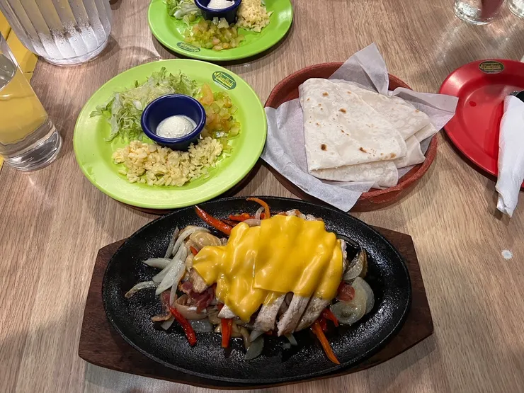 我點的晚餐，像春捲，因為要自己包