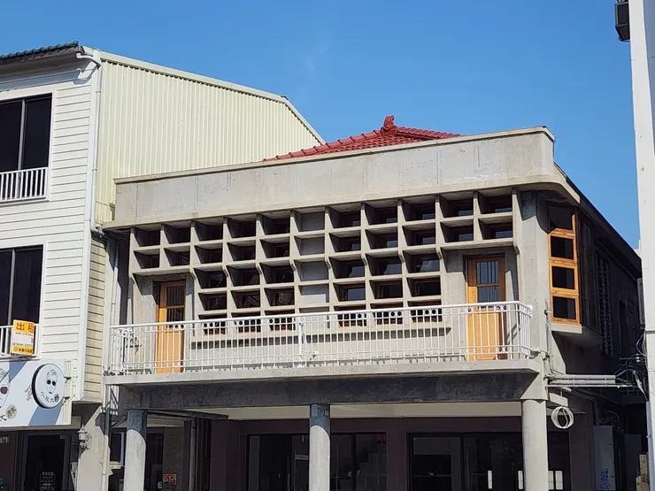 很有意思的建築，有很多“眼睛”。