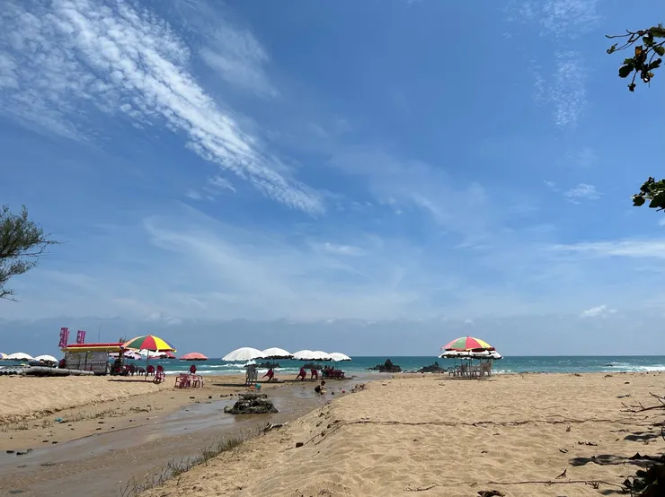 ⟨遠拍帆船石海邊⟩