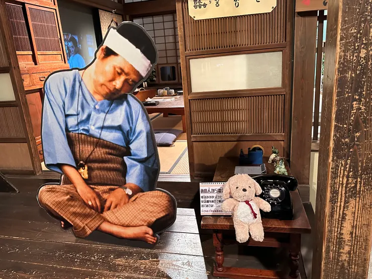 把大福狗放在寅次郎旁邊，要注意舊式電話內可以聽到寅次郎的對白！