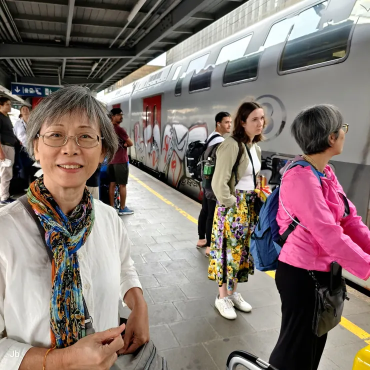 【我們的火車來了，車皮上也很多塗鴉。】