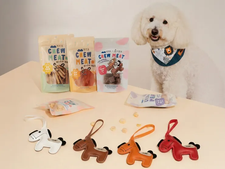 圖說：尾巴丘新年限定贈禮「馬上好丘」小馬吊飾，活潑配色與細膩車工，造型經典可愛。（資料來源：尾巴丘毛孩選物）