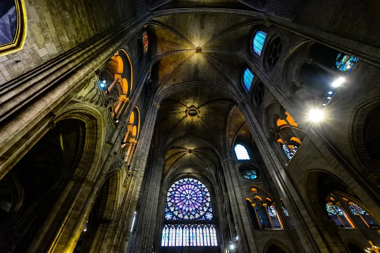 教堂空間讓人產生敬畏與平靜