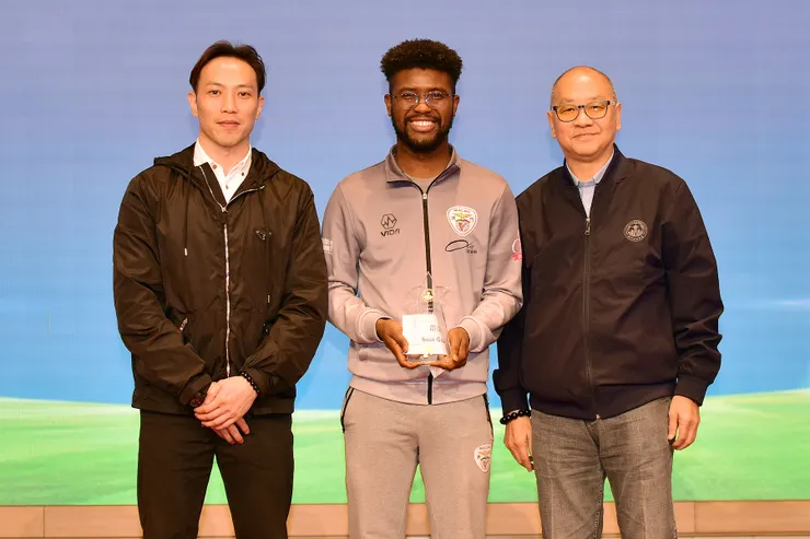 體育委員黃嘉豪(左)及足總委員郭寶泉(右)頒發「最佳守門員」獎項(賓菲加代表代領)