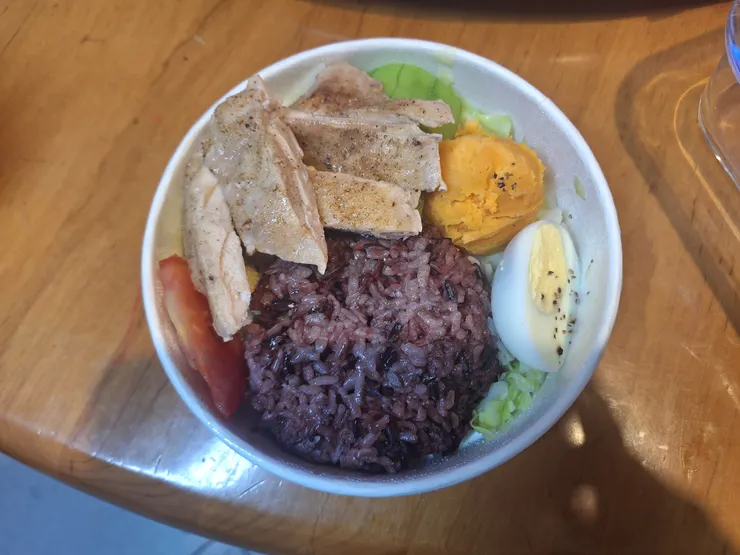 買回來的健康餐，澱粉比例目測佔了一半