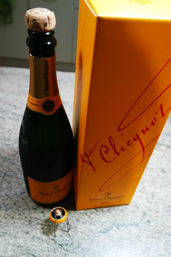 瓶塞上有凱歌寡婦的頭像。