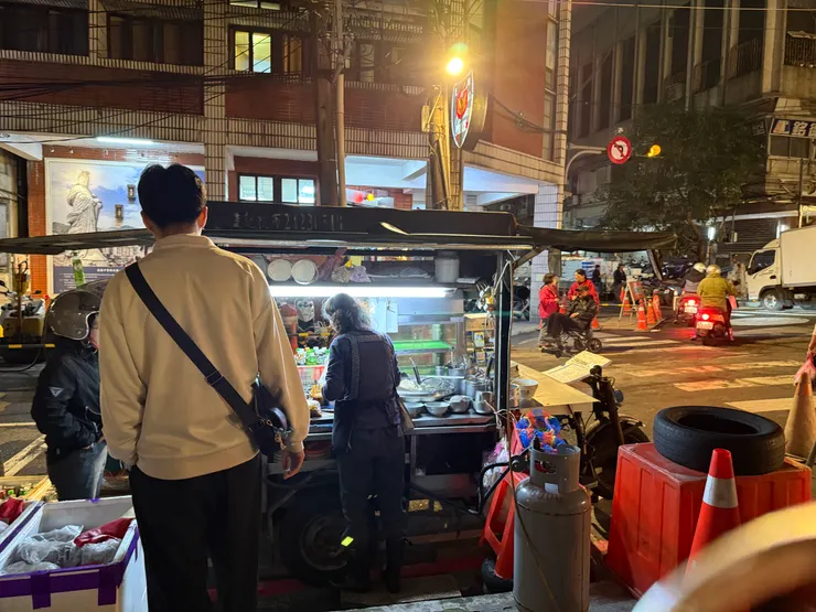 老闆努力工作的身影