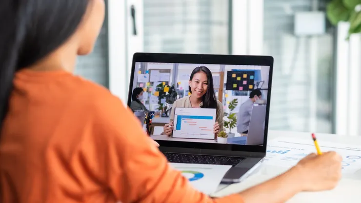 每張簡報只講一個重點，搭配一組核心數據或一張高質感的意象圖。把多餘的說明文字放進妳的講稿裡，讓視覺空間保持清爽。圖/123RF圖庫