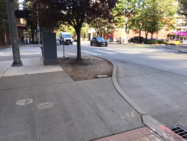 另一條單行道。轉彎截角突出做出避車彎。