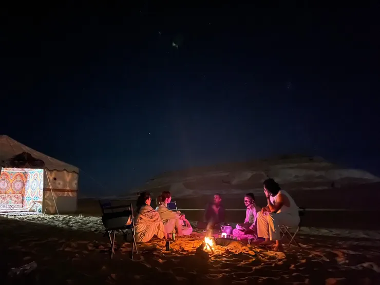 用自己喜歡的方式度過沙漠的夜晚，好喜歡靜靜的圍坐一起烤烤火、聊聊天、喝茶也聽響導說沙漠裏的故事。