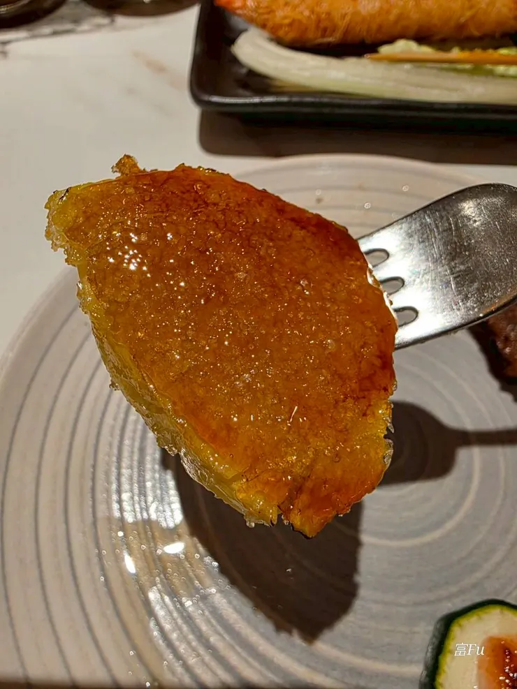 焦糖烤鳳梨。不管來幾次都一樣超愛!! 推薦必吃，我還看到其他桌都拿一整盤XD