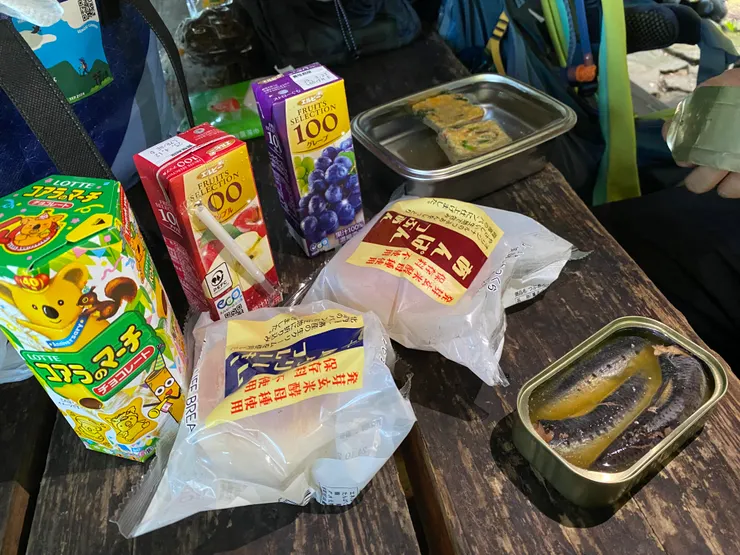 今天的午餐就是早上買的糧食＋乾燥湯包，罐頭沙丁魚還蠻贊的