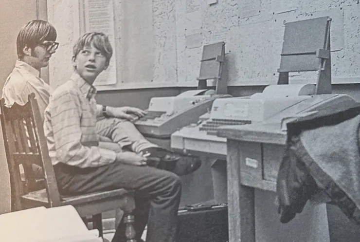 在湖濱中學寫程式的比爾．蓋茲（截自《原始碼》）