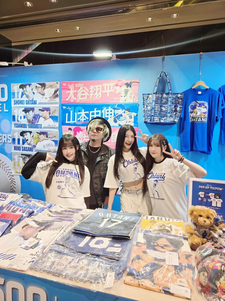 ▲（由左至右）藝人周佳郁（阿攀）、台灣動漫推廣許君君、琵琶女神西西 、歌手Miss布丁，穿上球星大谷翔平聯名潮T。(圖/創新聞記者陳光蘊翻攝2026.03.08) &nbsp;