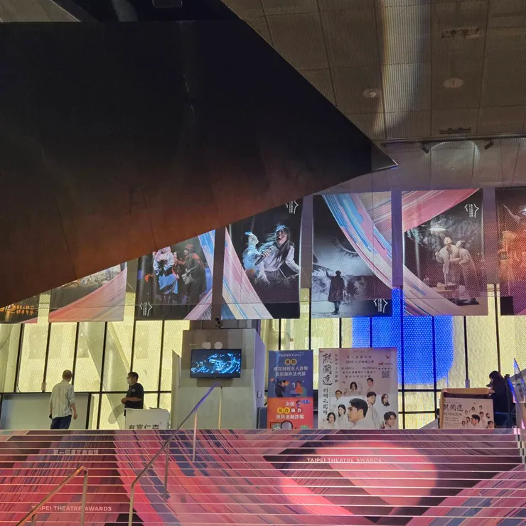 內部大廳炫彩繽紛