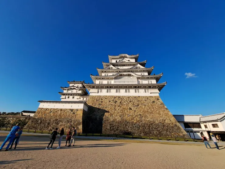 從備前丸仰頭望向姬路城天守閣/照片來源:NANA濕婦
