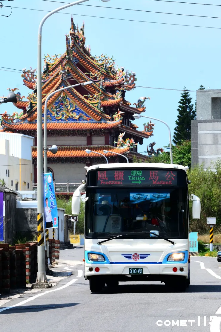 風櫃線公車行駛在窄小的聚落道路中