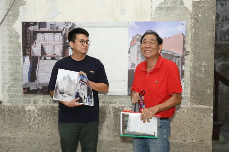 修復工程公司負責人展示外牆維護成果