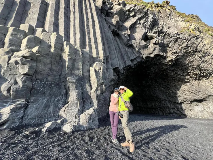 大西洋的滾滾白浪與黝黑火山砂石， 形成了夢幻般的色彩對比。